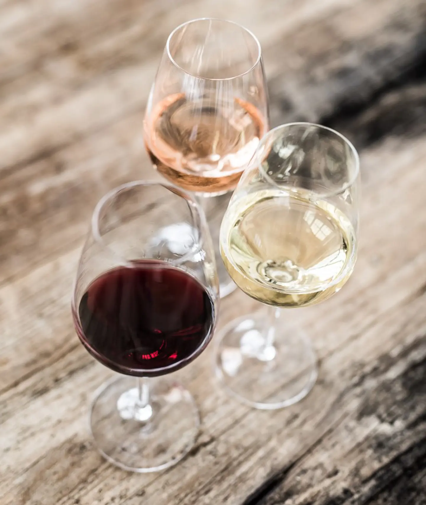 Tre glas vin rosévin, hvidvin og rødvin